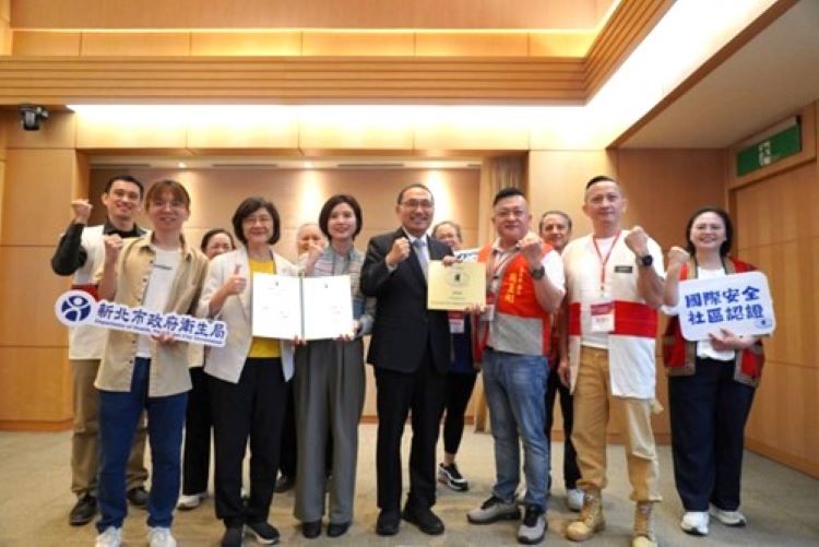 《圖說》市政會議獻獎，第一排左前排起衛生局張育誠股長、陳潤秋局長、林瑋茜局長、侯友宜市長、烏來區長周至剛與烏來衛生促進會理事長林東暭及後排烏來衛生促進會重要幹部。〈原民局提供〉