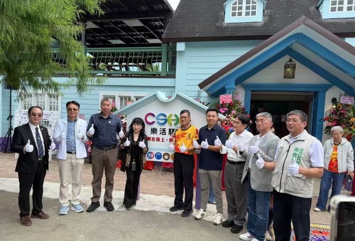 承忠義精神 騎向永續未來 赤兔鐵馬國際行銷股份有限公司正式啟動 7 游同人總經理(右五)、孫文學校張亞中總校長(左三)、邑昇實業簡卓越經理(右四)、前彰化縣長卓伯源(左二)等貴賓出席揭牌儀式。圖/張蔭泉攝