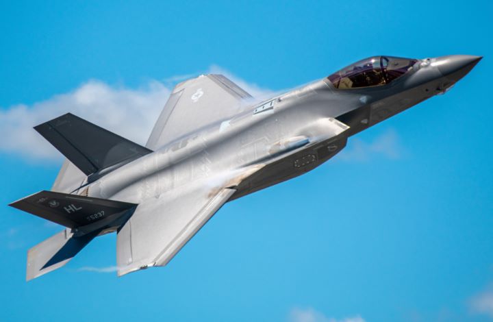 美軍F-35戰機（圖）可透過被動感測掌握敵情，並即時將目標資訊共享給F-16機群。圖/取自美國空軍