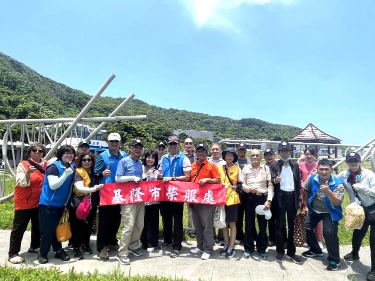從座談到環境走讀 基隆榮服處創新活動榮民眷肯定 6 《圖說》方正處長(左七)與與會人員於潮境公園進行合照。〈基隆榮服處提供〉