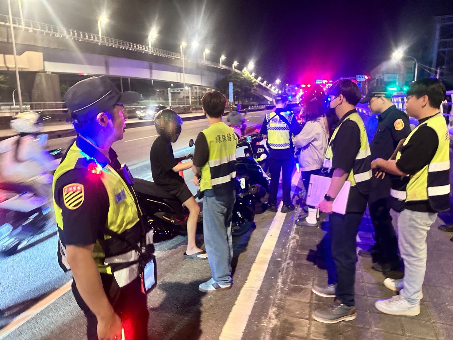 「靜」夜專案出擊 板橋警查獲毒品與改裝噪音違規車 4 《圖說》板橋分局20日晚間執行擴大臨檢專案勤務,展現警方掃黑、肅槍、緝毒及打擊危險駕駛的決心。〈板橋分局提供〉