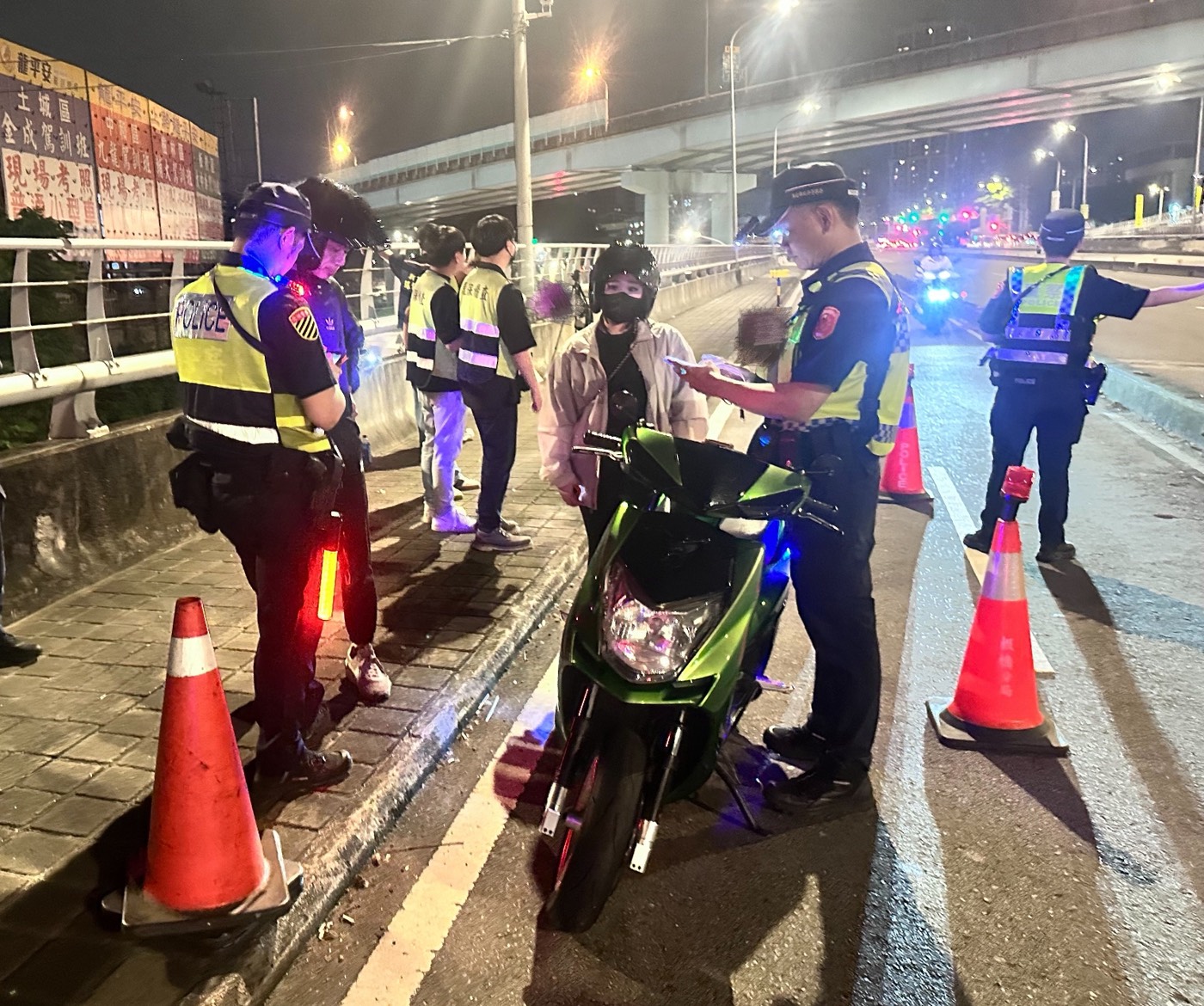「靜」夜專案出擊 板橋警查獲毒品與改裝噪音違規車 5 《圖說》板橋警鎖定非法改裝噪音車輛加強取締。〈板橋分局提供〉