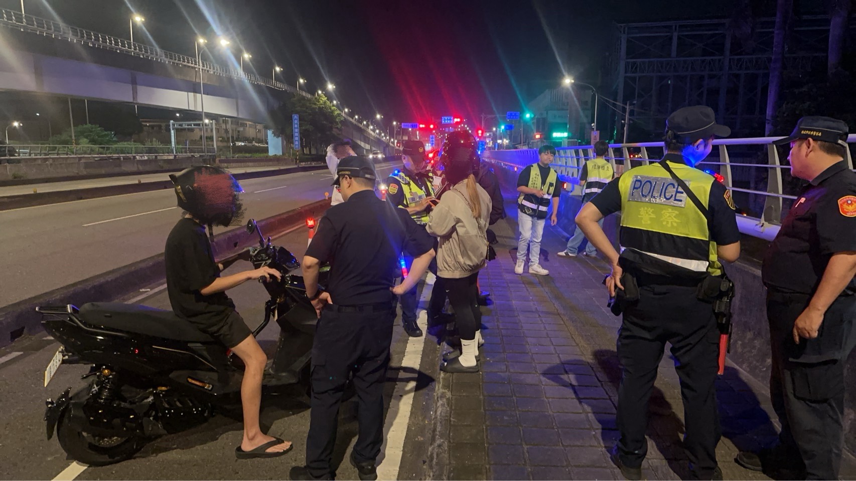 「靜」夜專案出擊 板橋警查獲毒品與改裝噪音違規車 6 《圖說》板橋警強調,將持續透過高密度巡邏與強勢執法作為,防堵不法分子藉深夜時段從事違法行為。〈板橋分局提供〉
