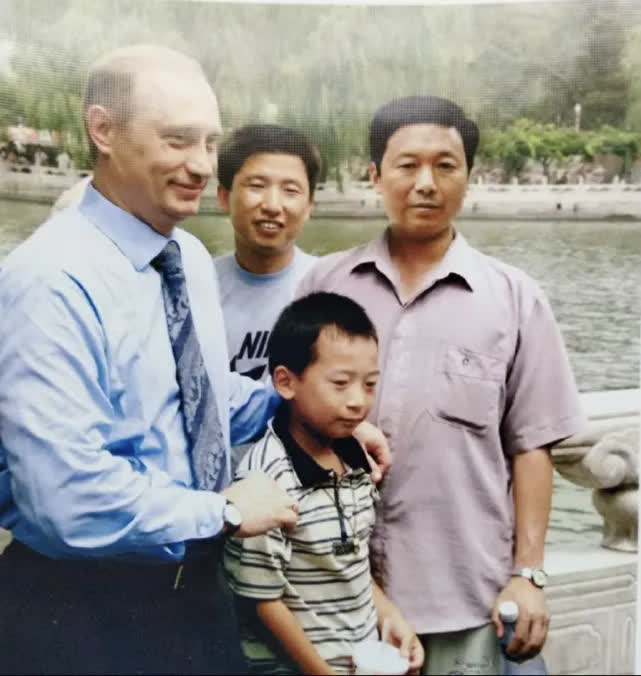 26年前，普丁剛當上俄羅斯總統，在訪北京時突安排了北海公園行程，巧遇12歲的澎湃。圖／取自文匯網