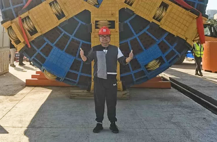 一位異國領導人的一個小小動作，影響了澎湃的一生。圖為在工程單位工作的澎湃。圖／取自文匯網