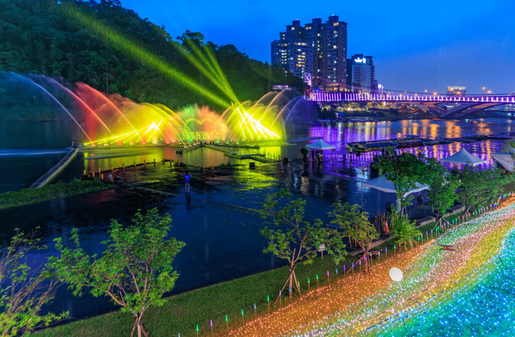 台北國際觀光博覽會新北推Enjoy沉浸遊 揪來新北館享優惠 21 %E7%A2%A7%E6%BD%AD%E5%A4%9C%E8%89%B2%E5%8C%96%E8%BA%AB%E6%B5%81%E5%85%89%E8%88%9E%E5%8F%B0%E7%B5%A2%E9%BA%97%E6%B0%B4%E6%9F%B1%E7%92%80%E7%92%A8%E5%90%8A%E6%A9%8B%E8%88%87%E6%B0%B4%E5%B2%B8%E5%85%89%E5%BB%8A%E5%85%B1%E8%AD%9C%E8%A6%96%E8%A6%BA%E7%9B%9B%E5%AE%B4 1024x670 1