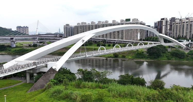 高空吊掛洗橋 新店陽光橋再現河濱地標風采 9 《圖說》陽光橋清洗完成,橋梁外觀恢復明亮整潔,打造優質河濱休憩空間。〈高灘處提供〉