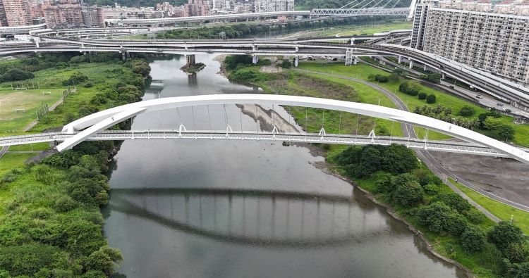 高空吊掛洗橋 新店陽光橋再現河濱地標風采 10 《圖說》陽光橋完成全面清洗後,橋體鋼構及表面髒污已清除,景觀品質明顯提升。〈高灘處提供〉