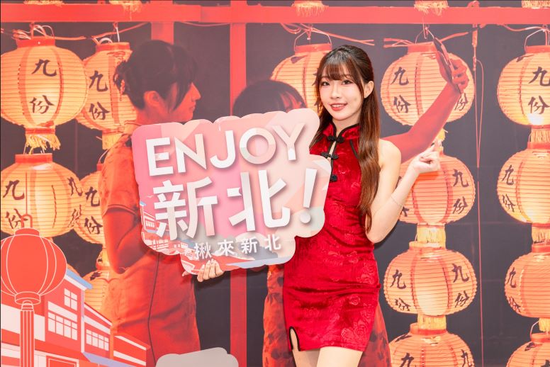台北觀博會登場 新北祭好康邀深遊山海城鄉 13 《圖說》新北館以九份紅燈籠為景設計打卡牆,引領參展民眾走進充滿充滿故事感與懷舊情懷的山城夢境,現場許多民眾紛紛前來打卡領好禮。〈觀旅局提供〉