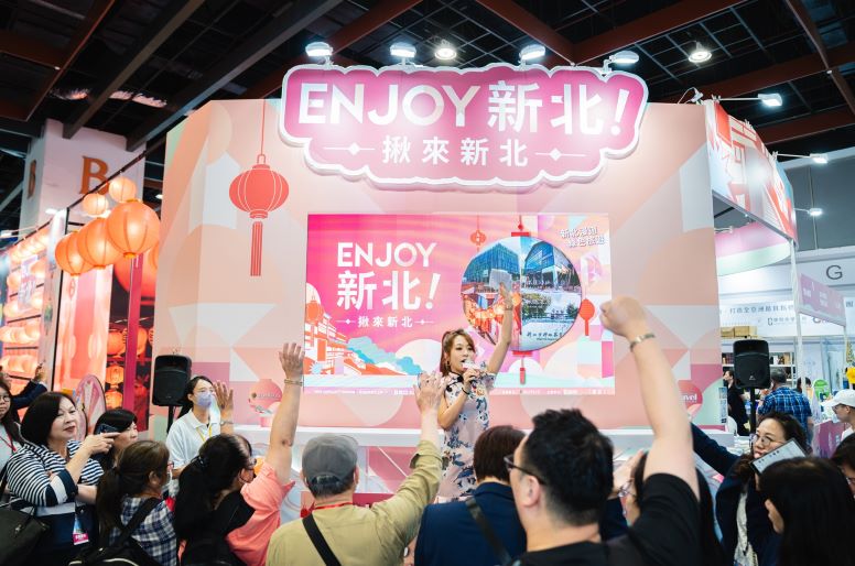 台北觀博會登場 新北祭好康邀深遊山海城鄉 15 《圖說》新北館現場人潮互動熱絡,民眾瘋狂舉手搶答及搶拿活動小禮。〈觀旅局提供〉