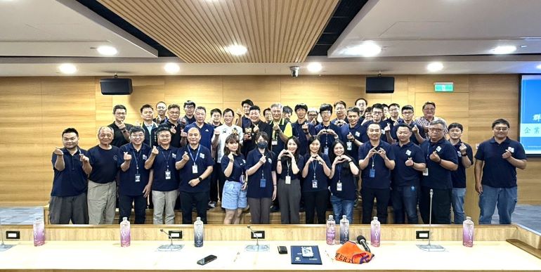 《圖說》消防局長陳崇岳、群光電子蕭煥文副總及企業義消參訓人員共同合影留念。〈消防局提供〉