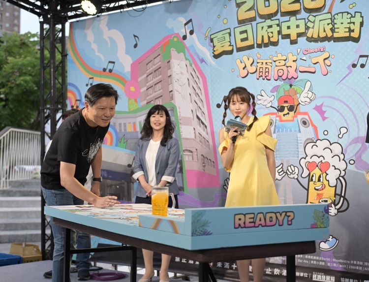 夏日府中派對登場 音樂、美食、精釀啤酒連嗨3天 7 《圖說》「2026夏日府中派對」活動現場舉辦推酒杯趣味競賽,由市府組與民眾組同場較勁,市府組展現默契與穩定實力成功把關,吸引民眾熱情參與,現場氣氛熱絡、笑聲不斷。〈經發局提供〉