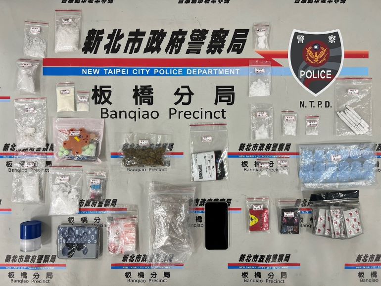 凌晨橫停橋下呼呼大睡 板橋警「好鼻師」起獲大量毒品 17 《圖說》員警現場共查扣安非他命、大麻等相關證物。〈板橋分局提供〉