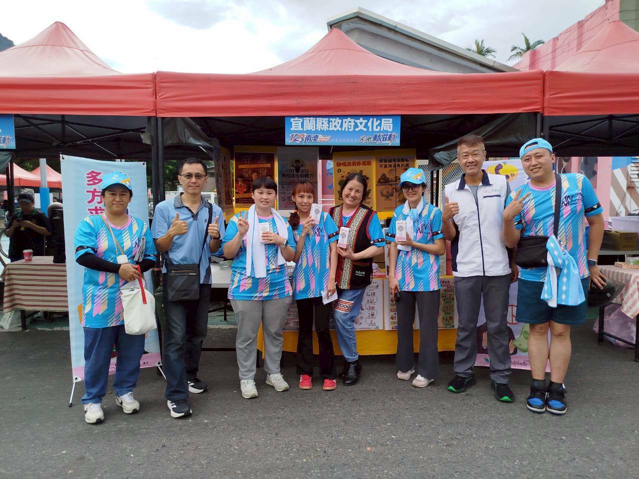 南澳鄉運熱鬧登場 新北環保局宣導反賄選防詐騙 4 《圖說》新北市環保局政風室今日攜手宜蘭縣政府文化局政風室,參與南澳鄉「115年度全鄉運動會暨傳統技藝競賽」活動,右二新北市環保局政風室主任林三龍。〈環保局提供〉