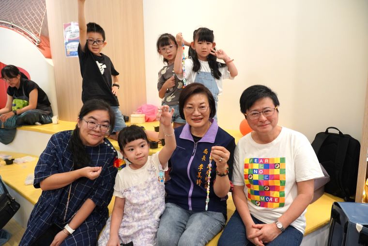 新北同婚7周年彩虹同樂會 扎根親子共學性別友善 10 《圖說》台灣伴侶權益推動聯盟創會理事長許秀雯(右1)、社會局長李美珍(右2)及台灣不會教小孩行動聯盟理事長陳儀(左1)與孩子們一同開心製作彩虹吊飾。〈社會局提供〉