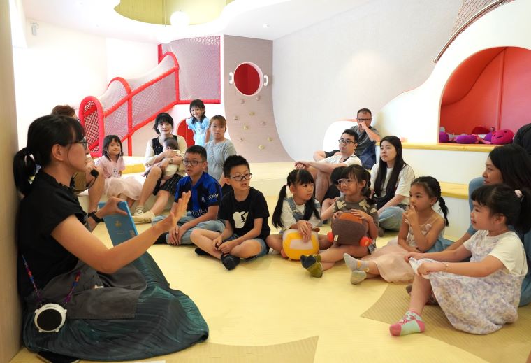 新北同婚7周年彩虹同樂會 扎根親子共學性別友善 11 《圖說》今日在全台首座性教育主題兒童遊戲場「新北性平不小室」舉辦「新北親子彩虹同樂會」,透過說故事的方式開場,向家長及孩子分享多元性取向的觀念。〈社會局提供〉