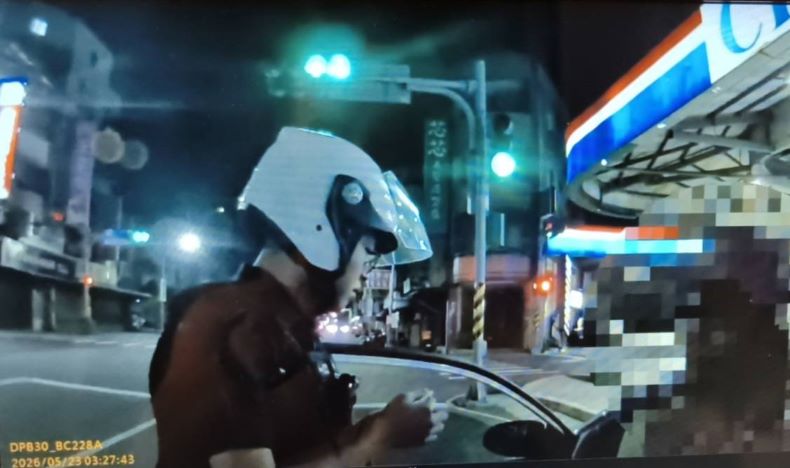 全國同步掃毒駕 三重警強化路檢溯源壓制喪屍煙毒 5 《圖說》警方發現駕駛持有疑似毒品煙彈,並要求車內乘客下車。〈三重分局提供〉