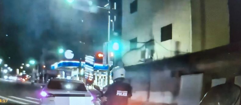 全國同步掃毒駕 三重警強化路檢溯源壓制喪屍煙毒 6 《圖說》犯嫌行車行跡可疑遭員警示意停靠。〈三重分局提供〉
