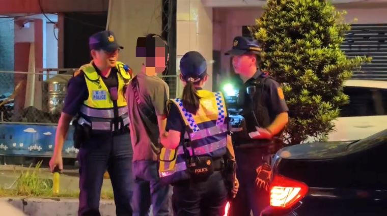 《圖說》中和分局員警執行取締毒駕威力路檢勤務，進行人車分離盤查。〈警察局提供〉