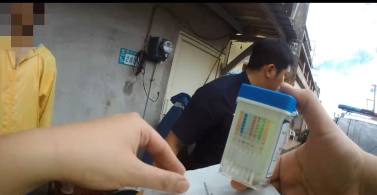 《圖說》金山分局員警對犯嫌實施毒品唾液快篩，呈陽性反應照片。〈警察局提供〉
