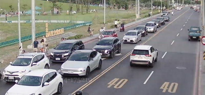 淡江大橋假日現賞夕陽車潮 搭乘大眾運輸最便捷 14 《圖說》假日下午要經由淡江大橋往淡水方向的車流量大。〈交通局提供〉