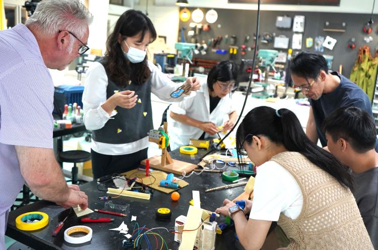 《圖說》《AI與STEM》未來教師教學工作坊及技職雙語課程共創與發表。〈教育局提供〉