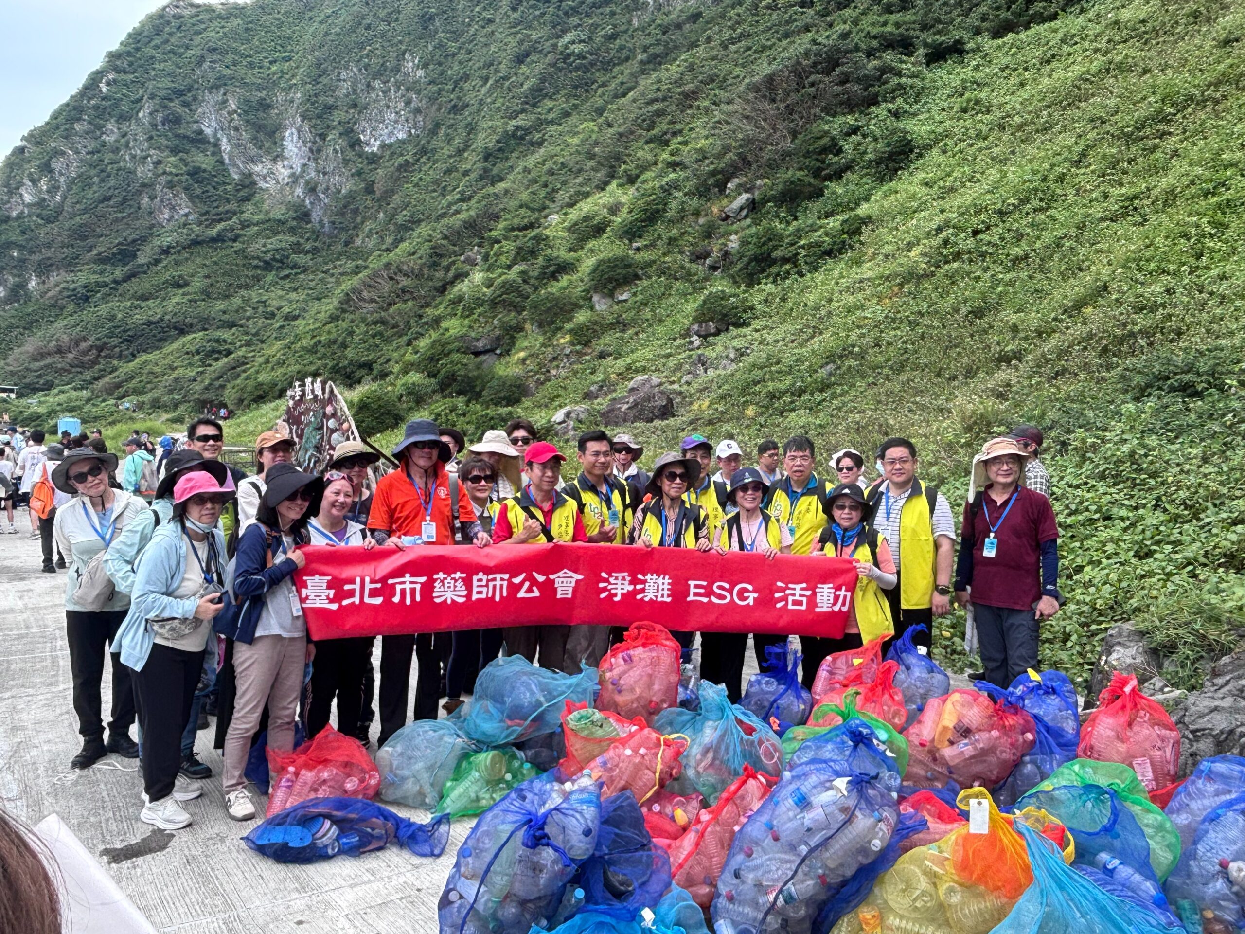 海洋大學攜手臺北市藥師公會登基隆嶼淨灘守護海洋 8 S 28762124 0 1 scaled