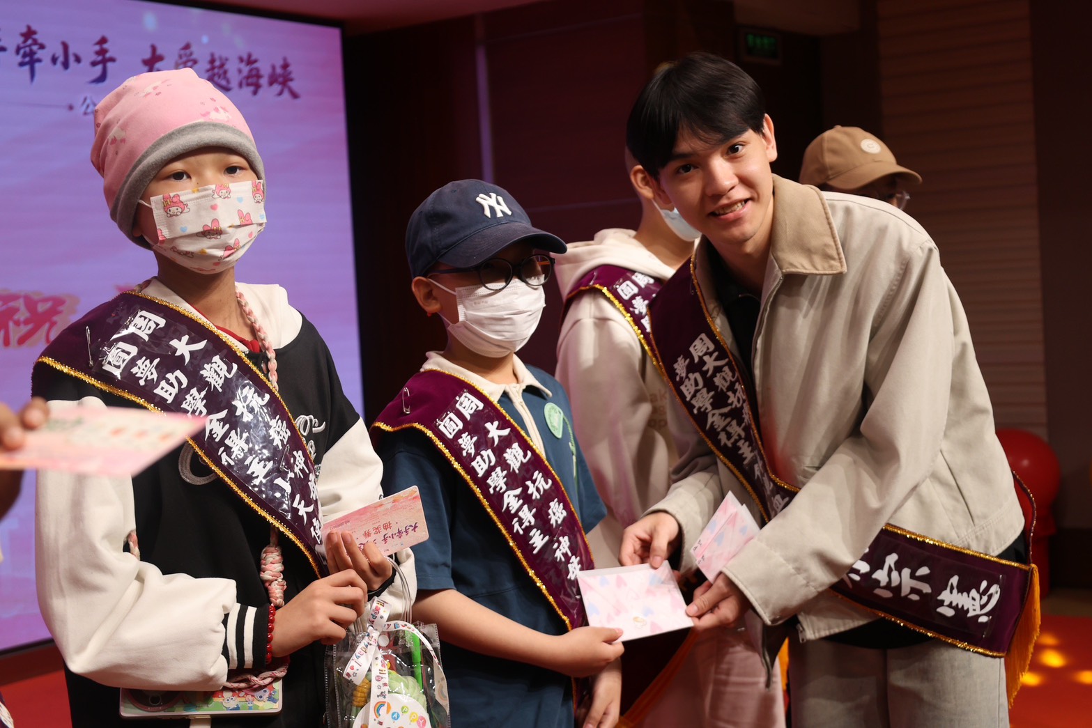大愛跨越海峽!周大觀基金會頒熱愛生命獎章予華陀院長、陸抗癌小鬥士獲助學金 11 周大觀文教基金會頒發「抗癌圓夢助學金」予10位大陸抗癌小鬥士,用行動落實「兩岸一家.讓愛起飛」。圖/周大觀文教基金會提供