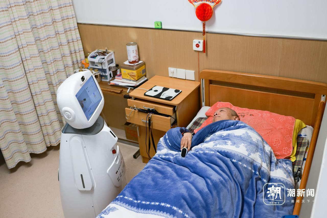 機器人還涉及情緒陪伴、失智照護、慢性病管理與突發健康風險處理等高難度技術，至今仍是產業面臨的最大挑戰。圖／取自潮新聞