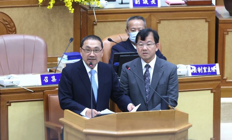 調增6項里鄰工作費 新北最高增至118萬元 7 《圖說》市長侯友宜與民政局長林耀長答覆市政總質詢情形。〈民政局提供〉