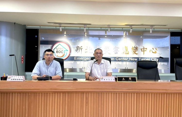 提升颱洪應變與公共溝通效能 新北防災結合AI科技 4 《圖說》新北市辦理115年颱洪教育訓練暨防災專題講習,由消防局蕭力愷科長〈右〉開場,邀請中央大學網路學習科技研究所洪暉鈞副教授〈左1〉擔任講師。〈消防局提供〉