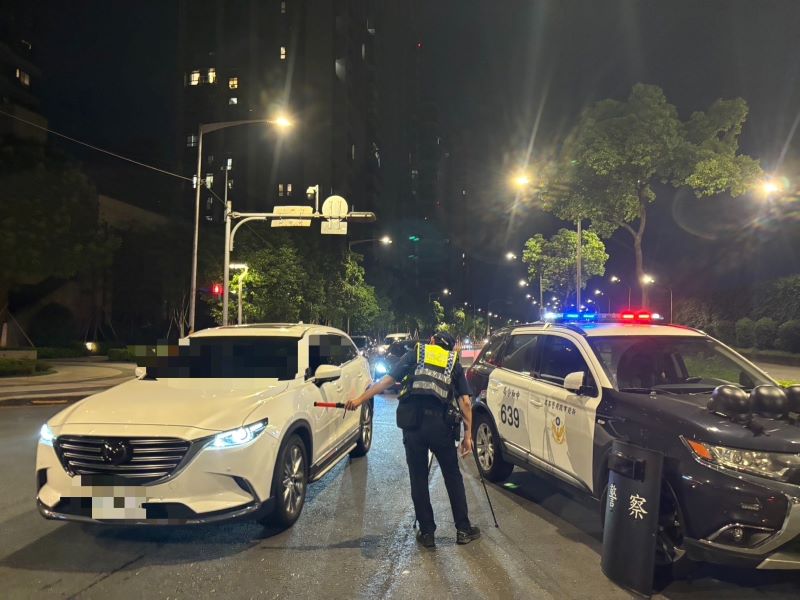 捍衛夜間安寧 中和警強力掃蕩非法改裝車 4 《圖說》中和警為防制改裝噪音車輛深夜擾民及危險駕車情事,加強非法改裝、噪音擾人及交通違規車輛加強攔查取締。〈中和分局提供〉