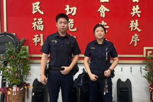 視障男子深夜誤闖車道 文山警暖心協助平安返家 2 MEITU 20260527 092717099 300x200 1