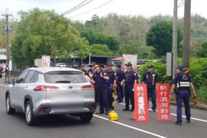 路檢同步毒駕告示牌宣導 查獲詐欺通緝犯 20 MEITU 20260527 110812996 1 300x200 1
