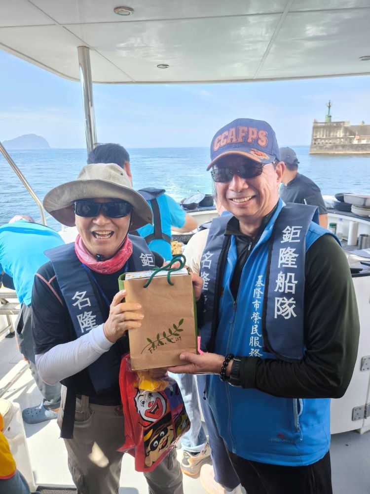 《圖說》方正處長（右）表揚114年度服務時數最高志工江有維組長。〈基隆榮服處提供〉