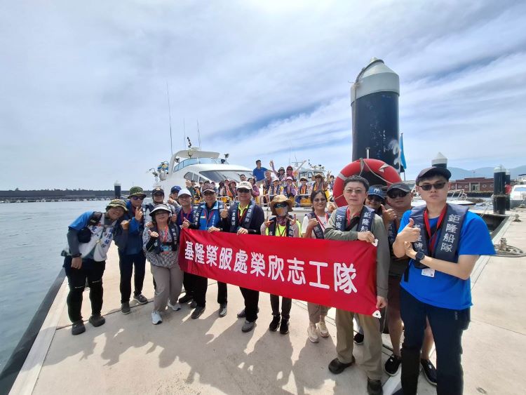 《圖說》方正處長(前排左5，灰色帽子)率同仁及榮欣志工快樂的出航，由鉅龍船舶公司專業團熱情引領。〈基隆榮服處提供〉