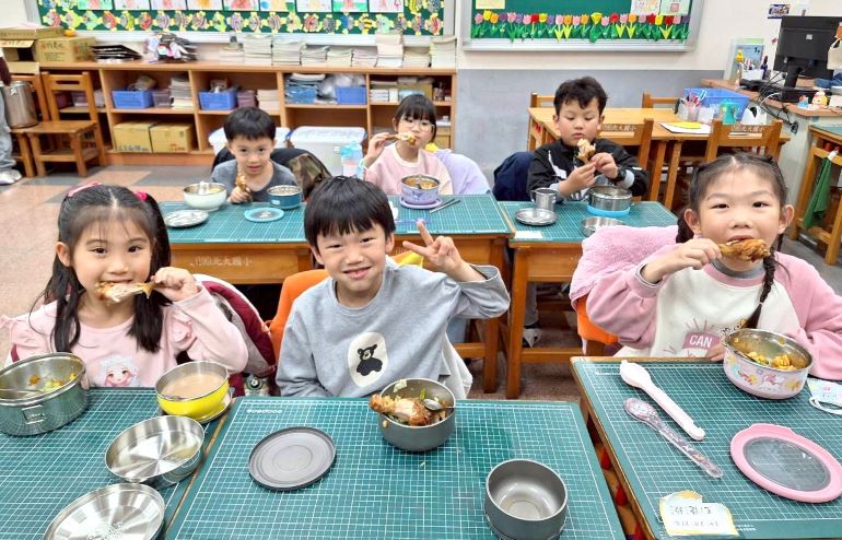 新北115學年營養午餐免費 三大教育配套同步上路 5 《圖說》新北市115學年度(8月31日)起全面推動免費營養午餐政策,提供每餐75元定額補助。〈教育局提供〉