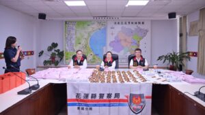 花蓮縣長徐榛蔚 副縣長顏新章即時嘉勉查獲重大毒品案有功員警 強化打詐 掃毒 防制毒駕 守護縣民生命財產安全 6 MEITU 20260527 160939706 300x169 1