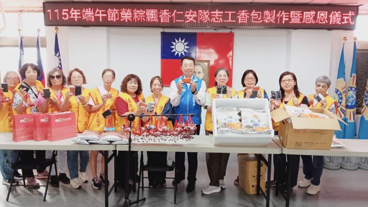 《圖說》方正處長(中右)感謝榮欣志工傾注心意縫製香包，致贈紀念品並合影。〈基隆榮服處提供〉一