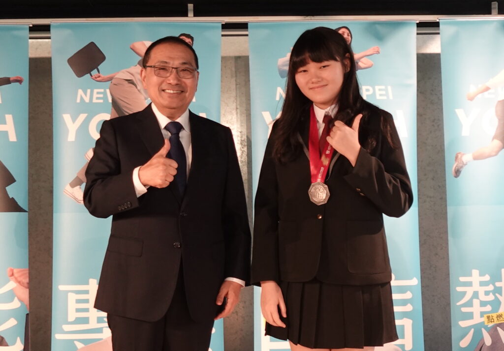撿拾煙蒂、藝術陪伴自閉兒 「台新青少年志工菁英獎」21名新北青少年志工受肯定 11 %E7%AC%AC26%E5%B1%86%E5%8F%B0%E6%96%B0%E9%9D%92%E5%B0%91%E5%B9%B4%E5%BF%97%E5%B7%A5%E8%8F%81%E8%8B%B1%E7%8D%8E%E7%8D%B2%E5%BE%97%E5%82%91%E5%87%BA%E5%BF%97%E5%B7%A5%E7%8D%8E%E7%9A%84%E5%A4%A7%E6%B2%BC%E5%A4%8F%E5%B8%8C%E6%9B%BE%E8%B5%B4%E5%8D%B0%E5%BA%A6%E6%93%94%E4%BB%BB%E5%9C%8B%E9%9A%9B%E5%BF%97%E5%B7%A5%E5%80%A1%E8%AD%B0%E6%95%99%E8%82%B2%E5%B9%B3%E6%AC%8A 1024x714 1