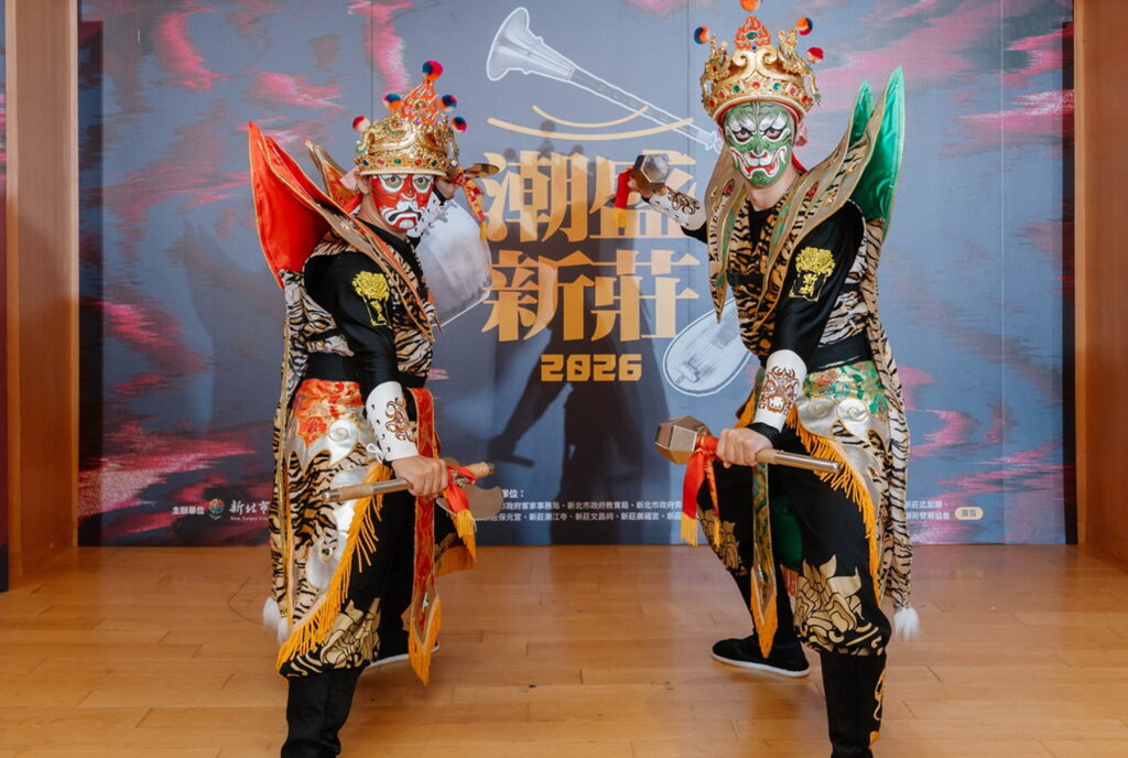 用聽覺感受新莊百年風華 「2026潮盛新莊」5/30-6/21熱鬧登場 5 %E9%90%B5%E5%9B%9B%E5%B8%9D%E6%96%87%E5%8C%96%E8%97%9D%E8%A1%93%E5%89%B5%E6%84%8F%E5%9C%98%E9%9A%8A%E5%B0%87%E5%82%B3%E7%B5%B1%E6%B0%91%E4%BF%97%E5%AE%98%E5%B0%87%E9%A6%96%E8%88%87%E7%8F%BE%E4%BB%A3%E8%A1%97%E8%88%9E%E7%B5%90%E5%90%88%E4%B8%A6%E6%96%BC6%E6%9C%886%E6%97%A5%E5%BA%84%E9%A0%AD%E9%96%8B%E5%94%B1%E9%9F%B3%E6%A8%82%E6%9C%83%E5%B8%B6%E4%BE%86%E6%BC%94%E5%87%BA 1024x688 1