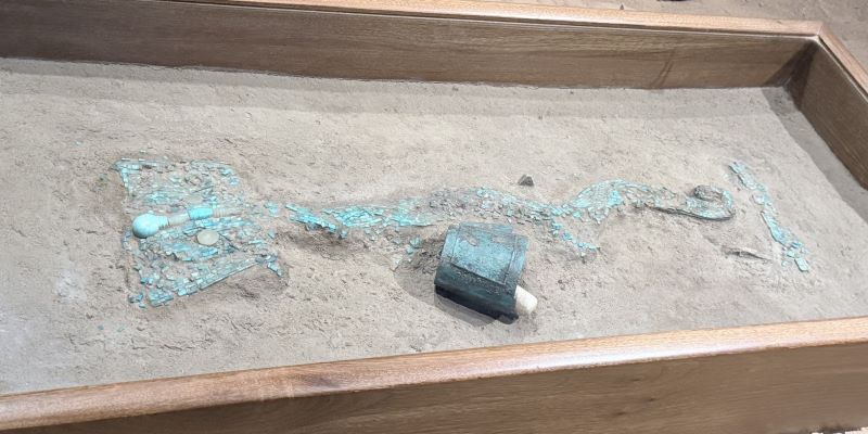 發現最早中國!河南二里頭遺址見證3700年前夏朝文明 5 被稱為「中華第一龍」的綠松石龍形器,長約64.5公分,由超過2000片綠松石拼接而成,也代表「龍文化」早在3700多年前便已成形。圖/記者陳素貞攝