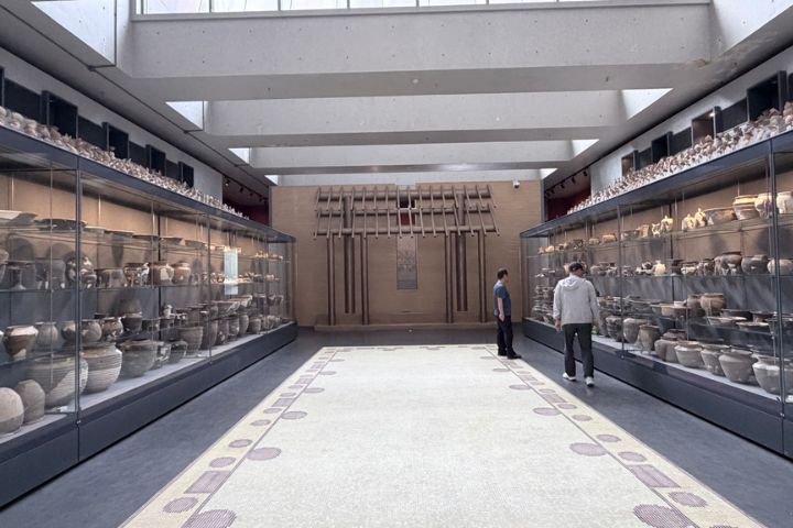 發現最早中國!河南二里頭遺址見證3700年前夏朝文明 6 偃師二里頭村附,經過超過一甲子的持續挖掘,大量宮殿、墓葬、青銅作坊與祭祀遺跡陸續出土,也讓夏朝研究逐漸從傳說走向具體歷史。圖/記者陳素貞攝