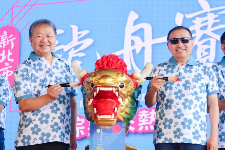新北市議長盃龍舟賽6/19登場 市長議長點睛祈福盼賽事順利 24 《圖說》新北市長侯友宜今日出席祭江點睛儀式,與市議會議長蔣根煌共同為龍舟點睛祈福。〈新聞局提供〉
