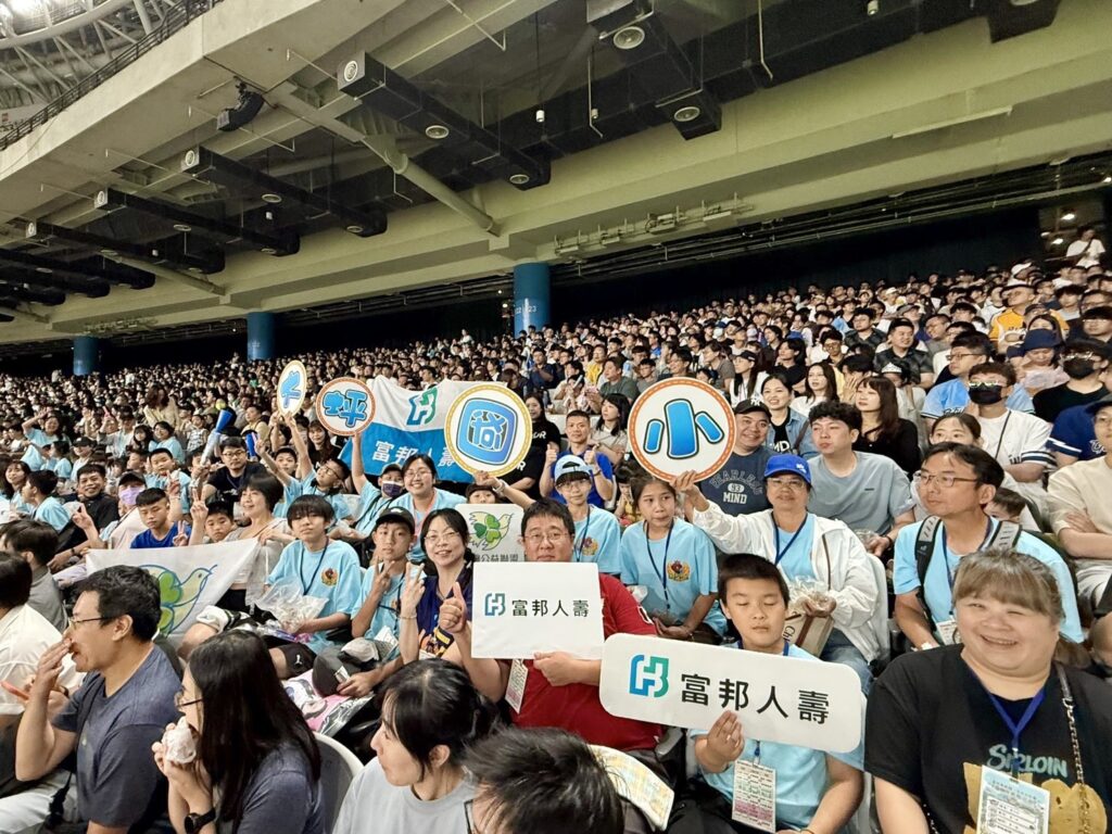 台灣公益聯盟攜手富邦人壽推動偏鄉美學教育! 近百名學童走進富邦美術館開拓視野 28 S 98689039 1024x768 1