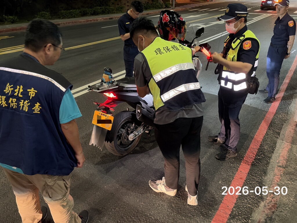 新北環警深夜鐵腕出擊 淡江大橋全時段科技執法搭配「閉鎖式路檢」 雙管齊下強力掃蕩噪音車 14 %E7%92%B0%E8%AD%A6%E8%81%AF%E6%89%8B%E6%96%BC%E6%B7%A1%E6%B1%9F%E5%A4%A7%E6%A9%8B%E5%85%A9%E7%AB%AF%E5%8F%8A%E4%B8%8B%E6%A9%8B%E8%A6%81%E9%81%93%E5%90%8C%E6%AD%A5%E6%94%94%E6%9F%A5%E5%99%AA%E9%9F%B3%E8%BB%8A 1024x768 1
