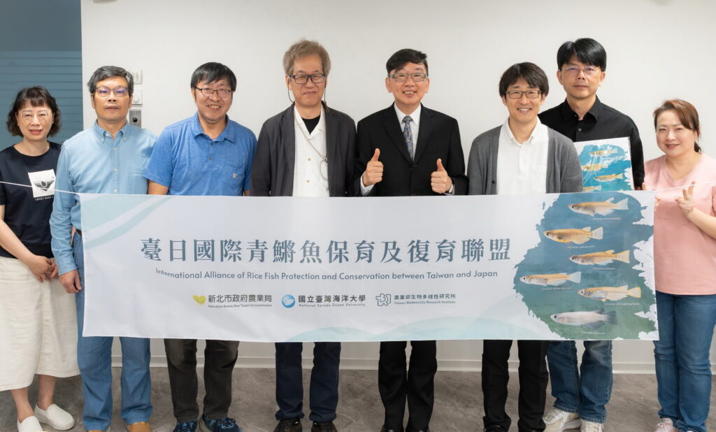 守護新北溪流珍稀原生種 台日專家攜手推動噶瑪蘭青鱂保育 8 %E6%96%B0%E5%8C%97%E5%B8%82%E8%BE%B2%E6%A5%AD%E5%B1%80%E9%95%B7%E8%AB%B6%E9%8C%AB%E8%BC%9D%E8%88%87%E5%9C%8B%E7%AB%8B%E8%87%BA%E7%81%A3%E6%B5%B7%E6%B4%8B%E5%A4%A7%E5%AD%B8%E6%95%99%E6%8E%88%E9%99%B3%E7%BE%A9%E9%9B%84%E5%8F%8A%E6%97%A5%E6%9C%AC%E4%BE%86%E8%87%BA%E5%AD%B8%E8%80%85%E5%90%88%E5%BD%B1 1 1024x618 1