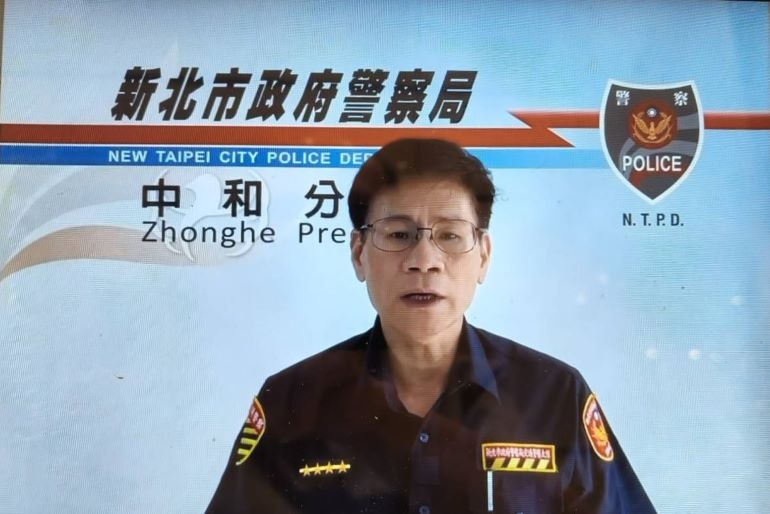 中和公車失控擦撞7部停放機車 幸無人員傷亡 3 《圖說》中和分局交通分隊副分隊長朱堅說明案由。〈中和分局提供〉