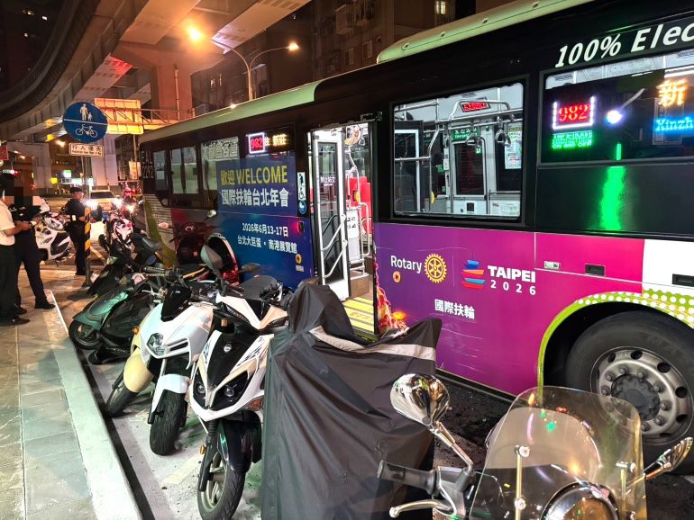 中和公車失控擦撞7部停放機車 幸無人員傷亡 14 《圖說》中和區景平路昨晚間公車擦撞路旁擦撞7部停放機車交通事故現場。〈中和分局提供〉