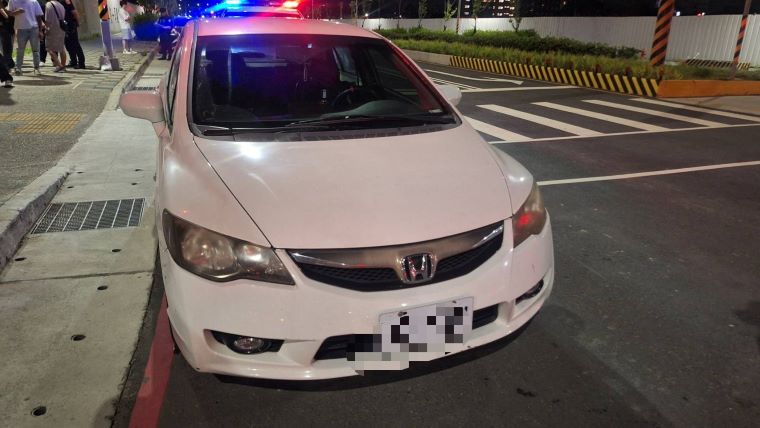 疑飆車族凌晨集結 新莊警聯防攔查6車17人 11 《圖說》新莊警現場攔查之自小客車。〈新莊分局提供〉